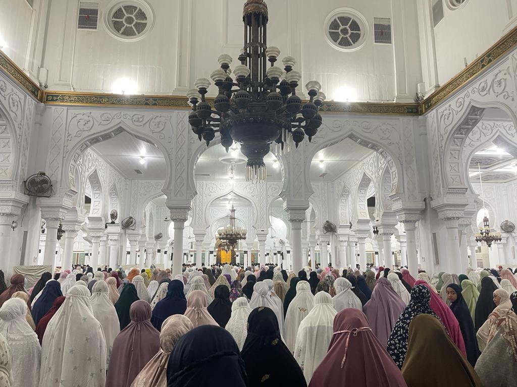 Ribuan Jemaah Khusyuk Laksanakan Salat Tasbih di Masjid Raya Baiturahman