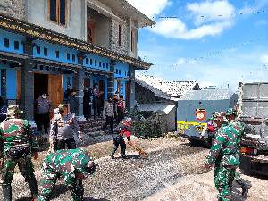 Polisi Bantu Bersihkan Abu Vulkanik di Jalan Pasca Erupsi Merapi