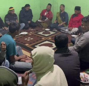 Dengan Sarung, Hendra Budian Silaturahmi Pemuda Kampung Cuk Kuala Satu Aceh Tengah