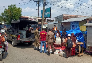 Satpol PP dan WH Aceh Besar Kembali Tertibkan PKL Pasar Keutapang