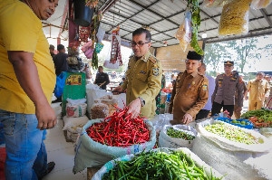 Pj Wali Kota Banda Aceh Boyong Kepala Dinas Berbelanja di Pasar Al-Mahirah