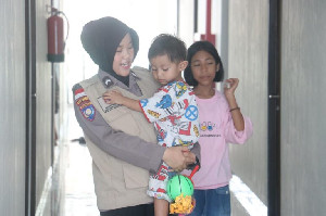 Polwan Beri Trauma Healing kepada Anak-anak Korban Longsor Natuna