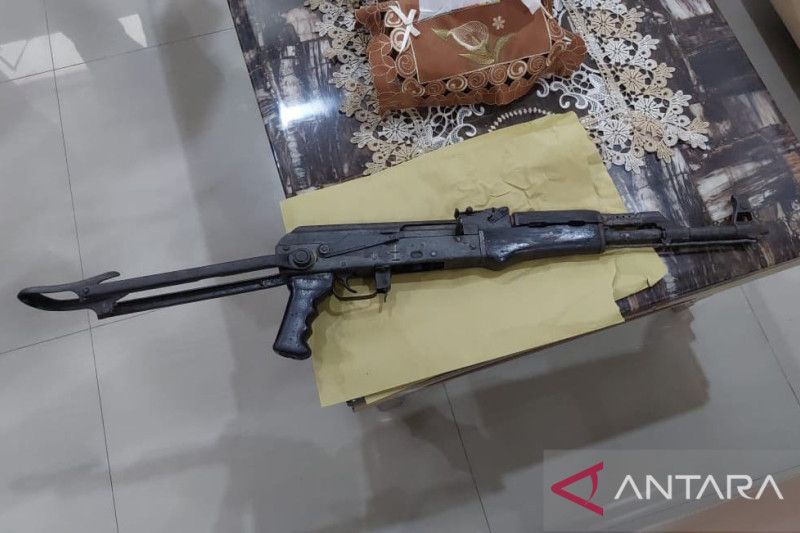 Ditemukan Senpi AK-56 Sisa Konflik, Warga Serahkan ke Polisi