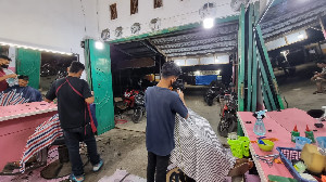 Masyarakat Aceh Ramai Padati Tempat Pangkas, Omzet Tukang Pangkas Naik