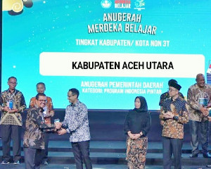 Pj Bupati Aceh Utara Azwardi Dapat Penghargaan Merdeka Belajar dari Mendikbudristek