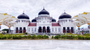 Maraknya Warga Buka Aurat, Rektor UIN Ar-Raniry Nilai Penerapan Syariat Islam di Aceh Lemah