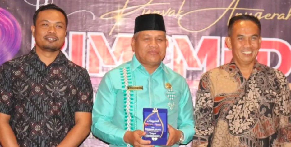Pj Bupati Abdya Darmansyah Terima Penghargaan Responsif Terhadap Keluhan Masyarakat