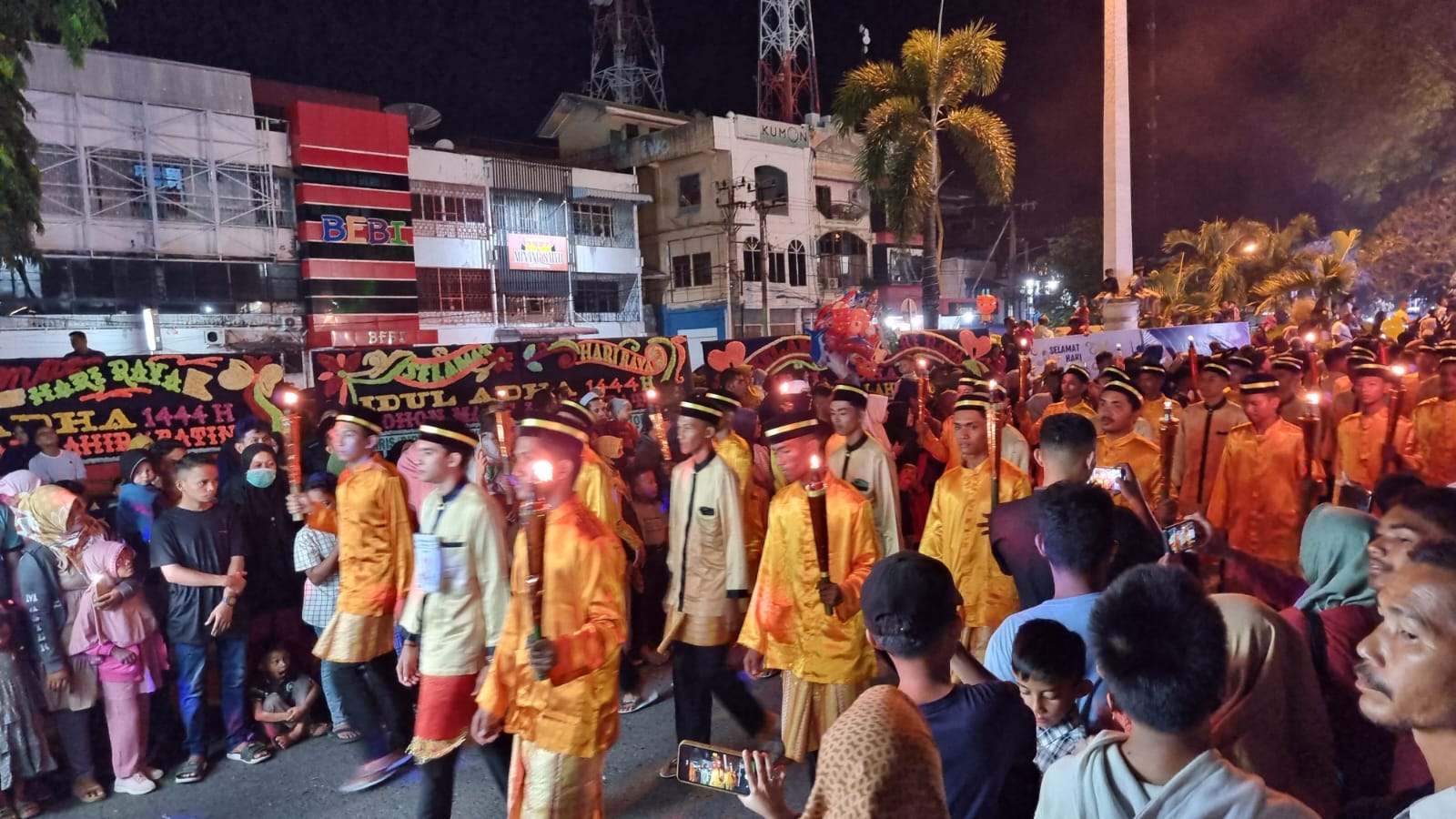 Ribuan Masyarakat Ikut Ramaikan Pawai Takbir Keliling Kota Banda Aceh