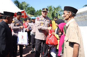 Kapolda Aceh Bagikan 230 Paket Sembako untuk Anak Yatim dan Fakir Miskin