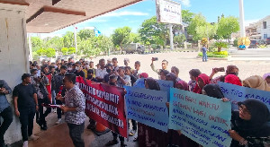 Aksi Pemuda Aceh di DPRA Dukung Achmad Marzuki Lanjut Jadi Pj Gubernur Aceh