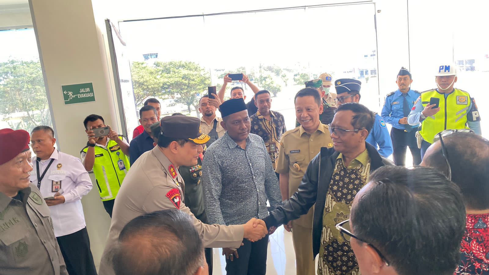 Kapolda Aceh Sambut Kedatangan Mahfud MD di Bandara SIM