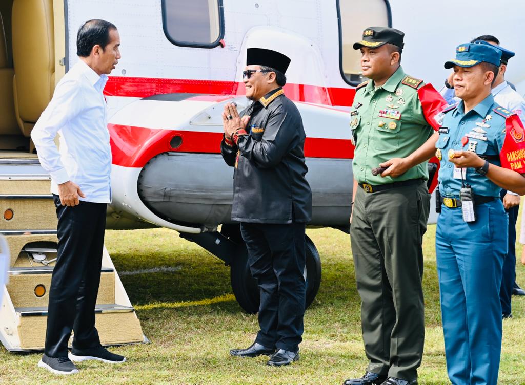 Presiden Jokowi Tiba di Rumoh Geudong Disambut Pj Bupati Pidie