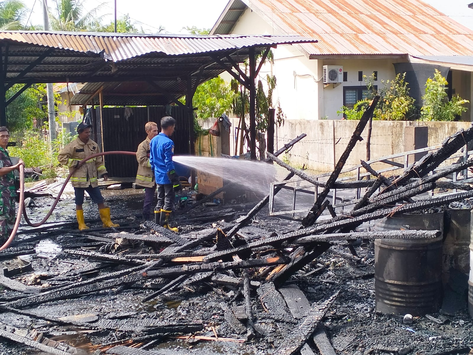 Akibat Arus Pendek, Bengkel Mobil dan Usaha Perabot di Aceh Besar Terbakar