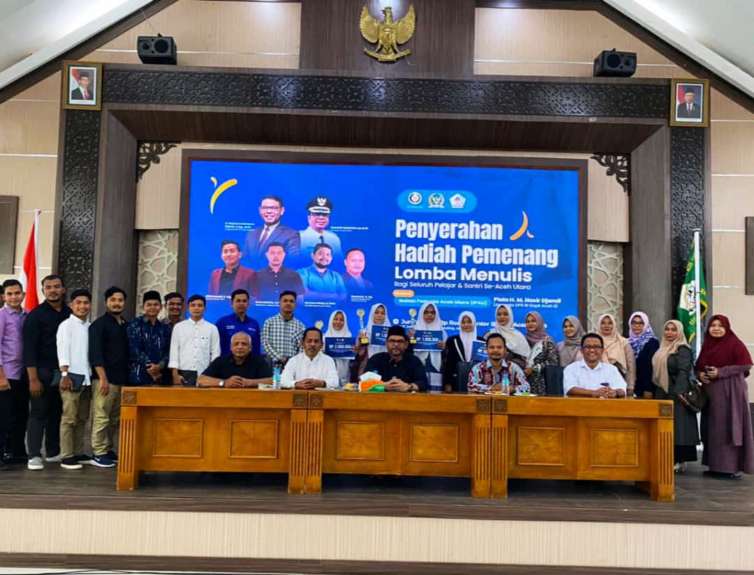 IPAU Serahkan Hadiah Pemenang Lomba Menulis Piala Nasir Djamil Tingkat Siswa Se Aceh Utara