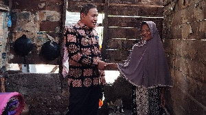 Pj Bupati Abdya Bantu Janda Sebatang Kara yang Tinggal di Rumah Tak Layak Huni