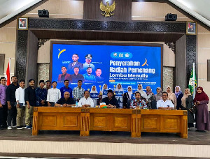 IPAU Serahkan Hadiah Pemenang Lomba Menulis Piala Nasir Djamil Tingkat Siswa Se Aceh Utara