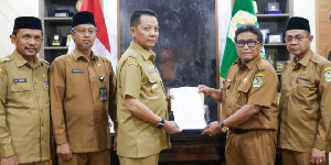 Pj Gubernur Aceh Serahkan SK Perpanjangan Masa Jabatan Pj Bupati Pidie dan Aceh Jaya