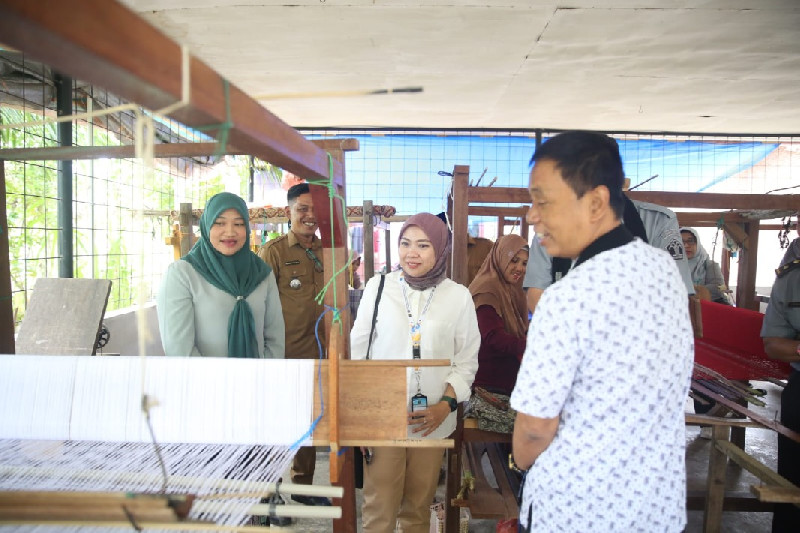 Ketua Dekranasda Aceh Besar Bersama Direktur HAKI Kunjungi Perajin Songket di Gampong Siem