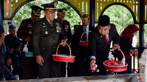 Jelang HUT RI, Pj Bupati Aceh Besar Ziarah dan Tabur Bunga di Makam T Nyak Arief