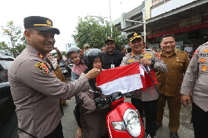 Sambut HUT Kemerdekaan, Forkopimda Banda Aceh Bagikan Ribuan Bendera Kepada Masyarakat