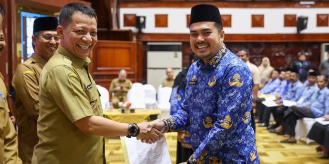 Pj Gubernur Serahkan Serentak Secara Digital 3.360 SK Pensiun dan Naik Pangkat PNS se-Aceh