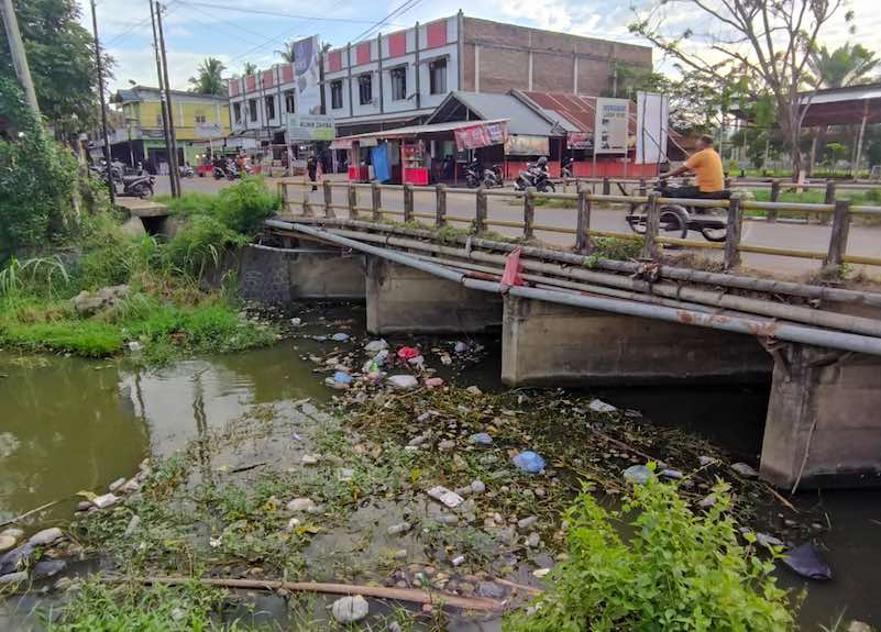 Warga Lam Ateuek Keluhkan Sampah di Sungai