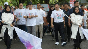 Peringati HUT ke-78 PMI, Pj Gubernur Aceh Bersama Ribuan Masyarakat Ikut Jalan Santai
