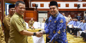 Pj Gubernur Serahkan Serentak Secara Digital 3.360 SK Pensiun dan Naik Pangkat PNS se-Aceh
