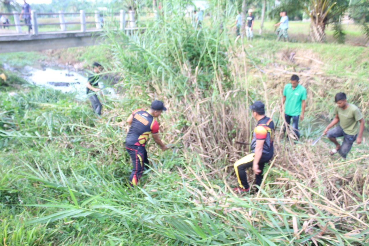 Brimob Aceh dan TNI Gotong Royong Bersama Warga Bersihkan Sungai Kumbang