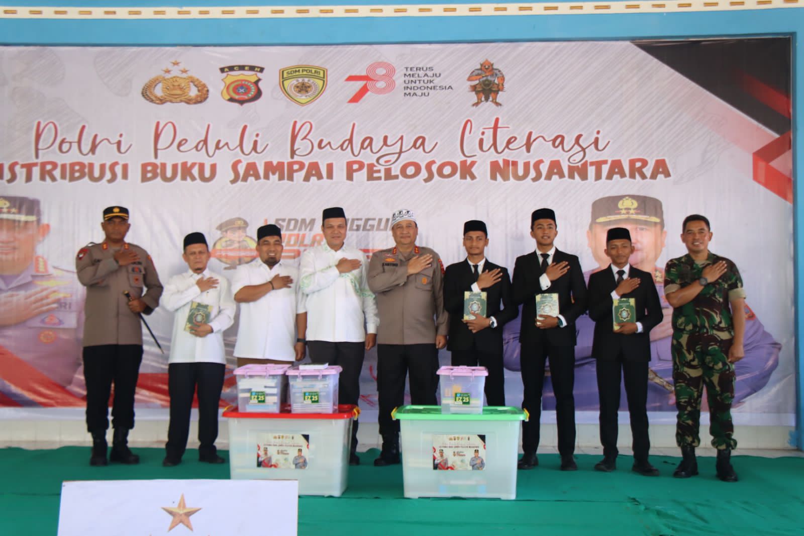 Kapolda Aceh Salurkan Buku dan Kitab ke Dayah Oemar Diyan