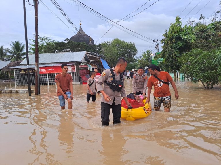 Polisi Evakuasi Warga Aceh Utara yang Sakit di Lokasi Banjir