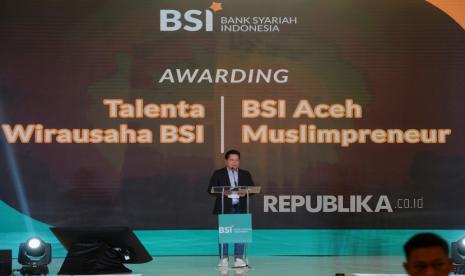 Direktur Utama BSI Berikan Penghargaan kepada Penerima BSI Talenta Wirausaha dan Aceh Muslimpreneur