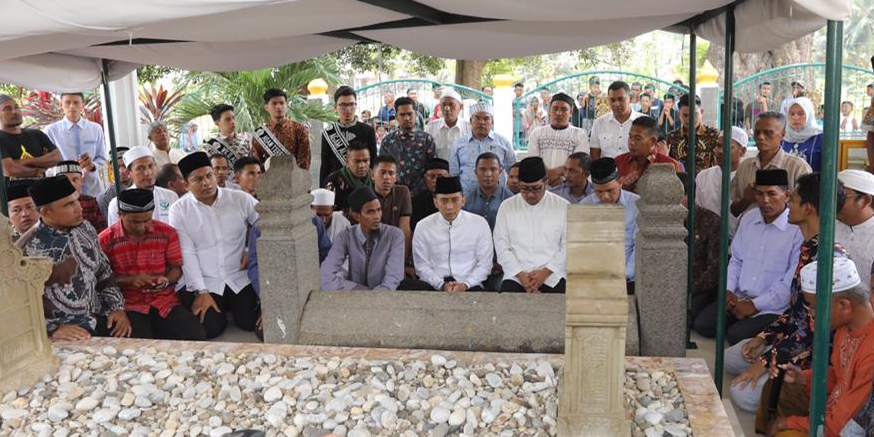 Edhie Baskoro Yudhoyono saat menziarahi Makam Sultan Malikussaleh di Gampong Beringen, Geudong, Kecamatan Samudera, Aceh Utara