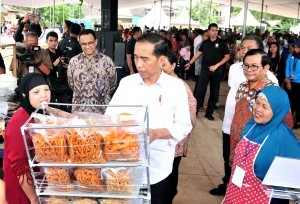 Tinjau Program Mekaar di Jakpus, Presiden Jokowi Optimistis Akan Banyak Yang Naik ke KUR