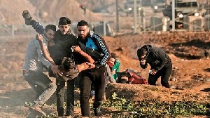 Pasukan Israel Membunuh Perempuan Palestina Selama Protes di Gaza