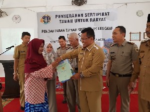 Walikota Banda Aceh Serahkan 499 Sertipikat Tanah Untuk Warga