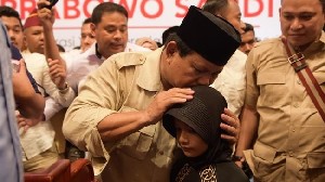 Dukung Prabowo Jadi Presiden, Gendis Serahkan Surat dan Tabungan