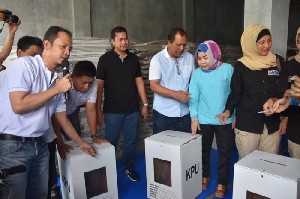 Perakitan Kotak Suara Simbolis di Gudang Logistik KIP Banda Aceh
