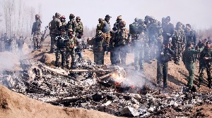 Pakistan menembak jatuh dua jet tempur India
