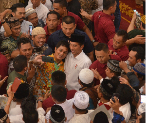Presiden Jokowi Serahkan 351 Sertifikat Wakaf di Masjid Bani Umar