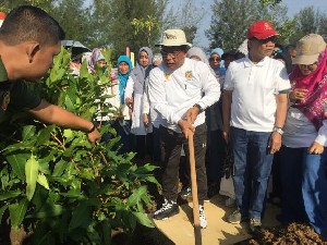 Wali Kota Tanam Pohon Bersama Alumni Fakultas Pertanian Unsyiah Angkatan 84 di Taman Krueng Neng