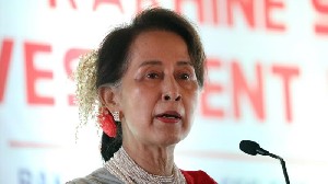 Suu Kyi Kepada Investor: Tuangkan Uang Ke Negara Bagian Rakhine
