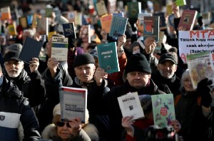Ilmuwan Hungaria Memprotes Rencana Pemerintah Merampingkan Akademi
