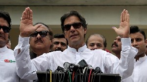 Imran Khan Pakistan menyetujui tanggapan militer jika India menyerang