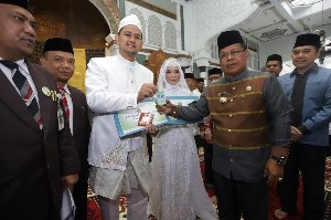 Wali Kota Serahkan Kartu Nikah Elektronik Perdana di Masjid Raya Baiturrahman