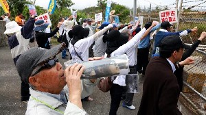 Warga Okinawa Tuntut Referendum Soal Relokasi Pangkalan Militer AS