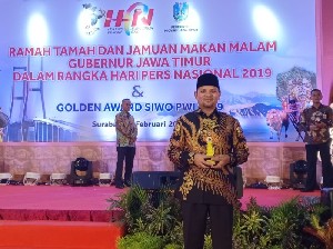 Bupati Aceh Besar menerima Award Siwo 2019 sebagai tokoh Peduli Olah Raga