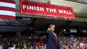 Trump: Darurat Nasional Dan Tembok