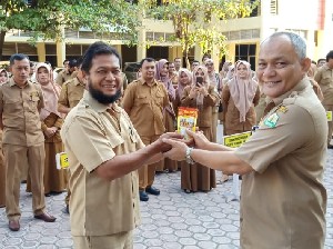 Kepala Disindag Aceh Bagi Cairan Pencuci Piring 'Mak Rah Pireng' Kepada Staf