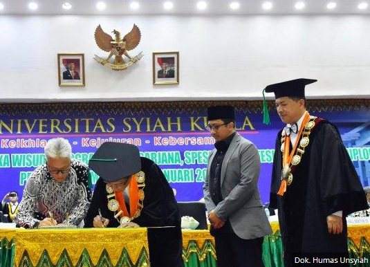 Rektor Universitas Syiah Kuala (Unsyiah), Prof Dr Samsul Rizal MEng (berbaju toga) dan Direktur Utama Paytren, Hari Prabowo (kiri), menandatangani naskah kerja sama